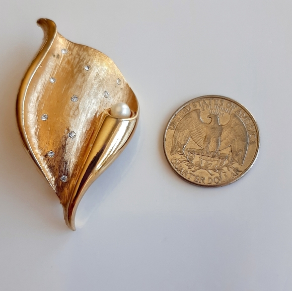 GOLDTONE CRYSTAL AND PEARL BROOCH PIN - Picture 3 of 7